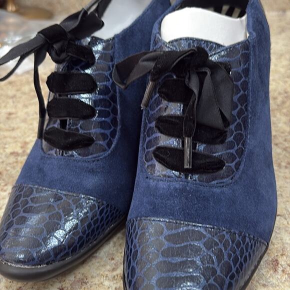 Libby Edelman Navy and Black leather Lace-Up Heeled shoes - Picture 2 of 7